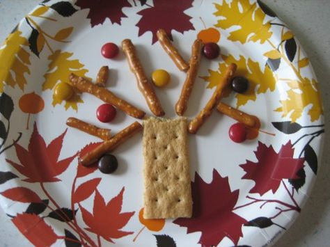 Fun DIY snack idea for Maker Fest Preschool Cooking, Happy Home Fairy, Preschool Crafts Fall, Edible Creations, Edible Crafts, Fall Snacks, Preschool Snacks, Easy Fall Crafts, Fall Tree