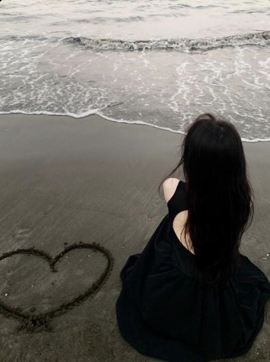 Goth Beach Photoshoot, Grunge Beach Pics, Emo Beach Aesthetic, Goth At The Beach, Gloomy Beach Photoshoot, Dark Beach Photoshoot, Beach Goth Aesthetic, Cloudy Beach Photoshoot, Goth Beach Aesthetic