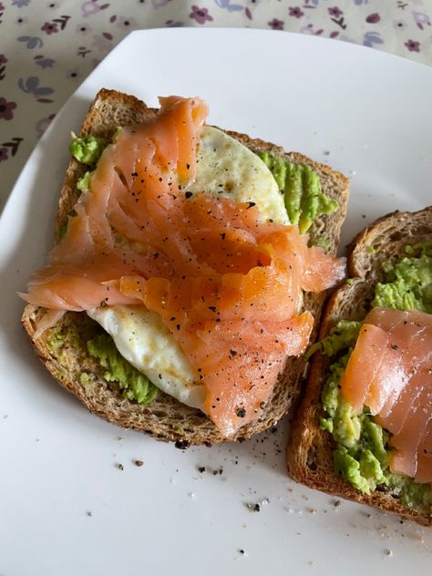 Smoked Salmon Toast, Salmon Toast, Smoked Salmon And Eggs, Healthy Food Habits, Elegant Food, Healthy Lifestyle Food, Sweet Snacks Recipes, Delicious Snacks Recipes, Healthy Foodie