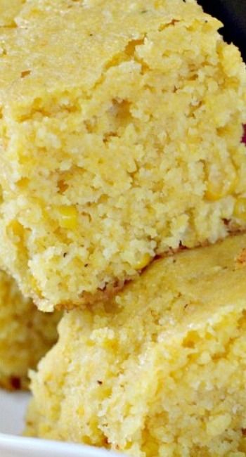 Sweet Cornbread ~ nice and moist... A delightful recipe with a sweet flavor that includes a can of creamed corn for great texture... Great served with Chili or any kind of Tex-Mex recipe. Cornbread Jiffy, Easy Mexican Cornbread, Ravioli Lasagne, Cornbread Recipe Sweet, Mexican Cornbread, Sweet Cornbread, Biscuit Bread, Cornbread Recipe, Biscuit Rolls