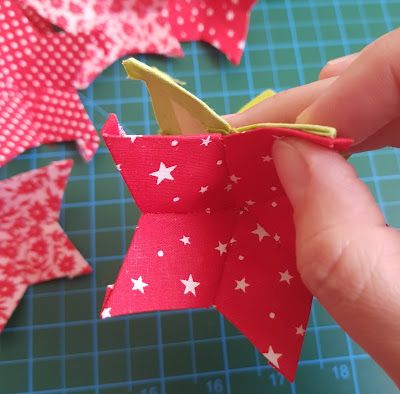 Quilted Fabric Ornaments, Fabric Christmas Decorations, Sewn Christmas Ornaments, Christmas Decorations Sewing, Moravian Star, Christmas Fabric Crafts, Ornaments To Make, Fabric Christmas Ornaments Diy, Folded Fabric Ornaments