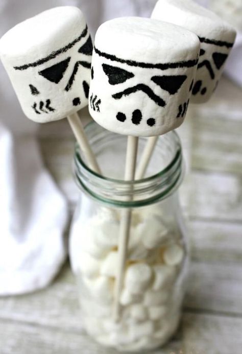 Storm Trooper Marshmallow, Star Wars Snacks For Kids, Star Wars Marshmallow, Star Wars Birthday Snacks, Star Wars Sweets, Star Wars Pizza Party, Star Wars Baking Ideas, Star Wars Treats Food Party Ideas, Storm Trooper Cupcakes