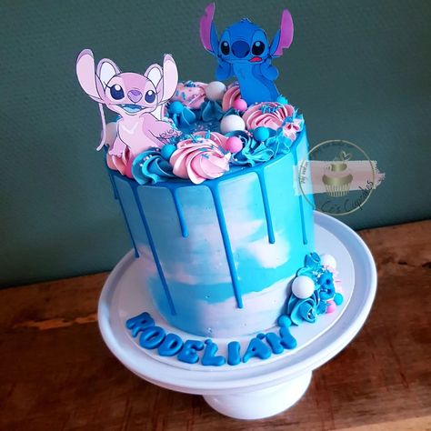 🩷 𝘼𝙣𝙜𝙚𝙡 & 𝙎𝙩𝙞𝙩𝙘𝙝 🩵 Voor Rodélián maakte ik een super leuke Stitch en Angel dripcake. Deze dripcake is voor 6/8 personen en is gevuld met een heerlijk luchtige vanillecreme. 𝙀𝙚𝙣 𝙩𝙖𝙖𝙧𝙩 𝙗𝙚𝙨𝙩𝙚𝙡𝙡𝙚𝙣? Wil jij ook een custom made taart bestellen? Dat kan vanaf € 4,90 p.p.! Stuur gerust een berichtje, dan bespreken we de mogelijkheden. Wil je zeker zijn van een plekje in de agenda? Bestel dan tijdig.... Kijk voor meer informatie op www.cccupcakes.nl P.s. als je deze post ziet, geef hem dan even e... Angel Stitch, Stitch Cake, Boys Birthday, Themed Cakes, P S, Boy Birthday, Custom Made, Birthday Cake, Cake