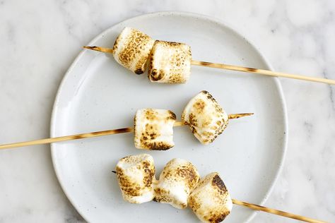 Indoor Smores, Toasting Marshmallows, Vegan Marshmallows, Noodle Recipes Easy, Cooking Bacon, Baking With Honey, Healthy Recipes Easy Snacks, Recipes With Marshmallows, Roasting Marshmallows