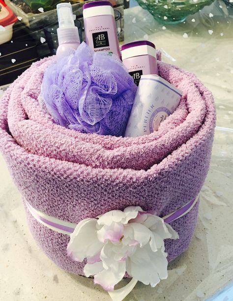 Towel basket. Towels Gift Basket Ideas, Spa Hamper Ideas, Towel Hampers Gift Ideas, Makeup Hamper Gift Baskets, Bathroom Gift Basket Ideas, Bathroom Gift Basket, Towel Gift Basket, Towel Gift Ideas, Towel Set Gift