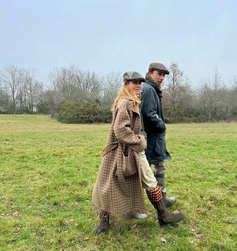 English Country Outfits Women, Scotland Clothes, British Hunting, English Countryside Fashion, English Country Fashion, Countryside Outfit, Be Mysterious, British Country Style, Countryside Fashion