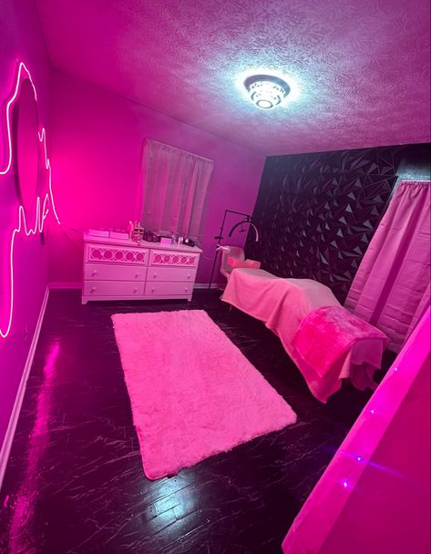 Waxer Esthetician, Lash Suite Ideas Pink, Lash Tech Bed Ideas, Pink Lash Studio, Black Lash Tech Room, Purple Lash Tech Studio, Eyelash Decor, Beauty Shop Decor, Lash Room Ideas