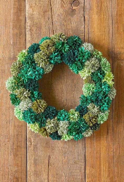 Cheap Christmas Ornaments, Crepe Paper Decorations, Cheap Christmas Crafts, Holiday Decorating Ideas, Upcycled Christmas, Holiday Door Decorations, Foam Wreath, Cardboard Christmas Tree, Photo Garland