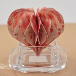 Valentines Bricolage, Honeycomb Paper, Ornament Tutorial, Paper Ornaments, My Funny Valentine, Paper Hearts, Valentine Day Crafts, Valentines Day Decorations, Crafty Diy