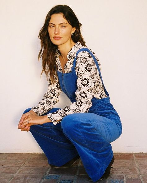 Overalls Outfit Winter, 80s Inspired Outfits, Estilo Hippy, Overalls Outfit, 70s Outfits, Phoebe Tonkin, Denim Branding, Online Tops, 70s Fashion