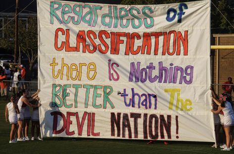 Football Banner Ideas, Run Through Signs, High School Football Posters, Cheerleading Signs, School Spirit Posters, Pep Club, Senior Posters, Fence Signs, Football Run