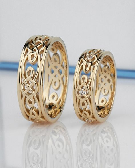 Wedding rings with enchanting love knot design. These rings are more than just a jewelry; they are a beautiful reflection of your eternal bond. Wedding Rings Infinity, Wedding Band His And Hers, Celtic Wedding Band Set, Wedding Band His, Rings Infinity, Black Ring Set, Celtic Wedding Ring Sets, His And Hers Rings, Celtic Wedding Bands