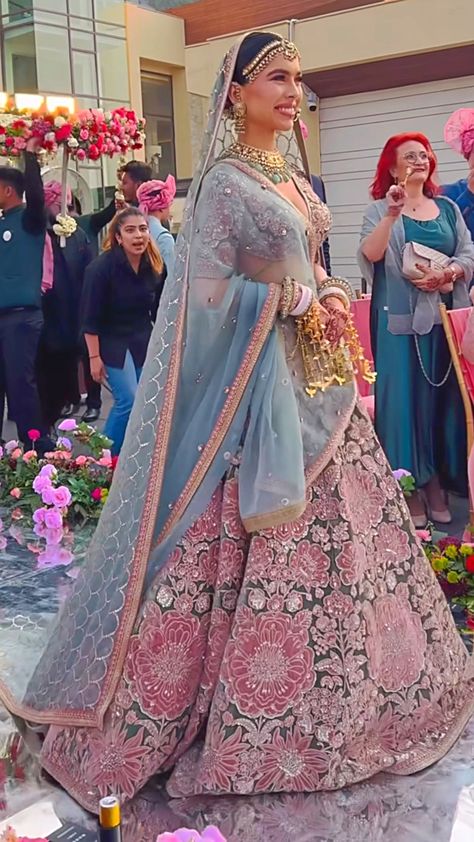 Girly Lehengas, Mendhi Dress, Pastel Bridal Lehenga, Bridal Mendhi, Lengha Design, Big Indian Wedding, Indian Wardrobe, Rajasthani Bride, Heavy Lehenga