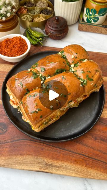 Pav Bhaji Sliders, Pav Recipes Indian, Pav Sliders, Pau Recipe, Masala Pav Recipe, Masala Pav, Kashmiri Chilli, Pav Recipe, Garlic Chutney