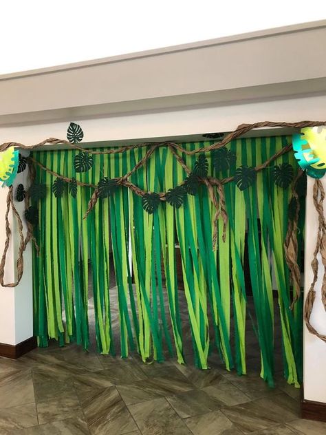 Green Theme Birthday, Dora Birthday Party Ideas, Dora Birthday Party, Festa Jurassic Park, Dora Birthday, Jungle Theme Classroom, Crepe Streamers, Jungle Thema, Jungle Decorations