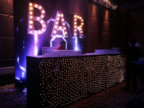 Make Shift Bar For Party, Sangeet Bar Decor, Bar Decor Ideas Party, Indoor Cocktail Party Decor, Sangeet Decoration Night Indoor, Sport Bar Design, Catering Drinks, Cocktail Party Decor, Bar Counter Design