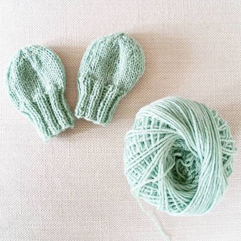 Knit Baby Mittens - Free Beginner Pattern | SimplyMaggie.com Baby Mittens Knitting Pattern, Baby Mittens Knitting, Baby Mittens Pattern, Crochet Baby Mittens, Mittens Crochet, Knitted Mittens Pattern, Baby Hat Knitting Pattern, Knitting Patterns Free Beginner, Baby Boy Knitting Patterns