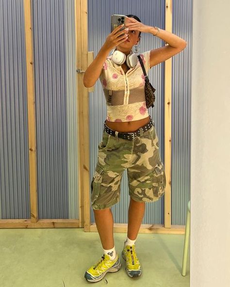 Y2k Capri Outfit, Capris Outfit Y2k, Summer Gorpcore, Jorts Summer Outfits, Capri Outfits, Streetwear Fashion Women, Todays Outfit, Summer Trends