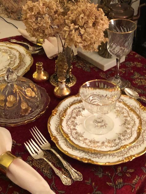 Victorian Table Setting, Victorian Dinnerware, Gold Table Setting, Fancy Table, Luxury Tableware, Dinner Table Setting, Antique Dishes, Beautiful Table Settings, Food Table