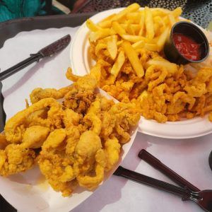 The Clam Box – The Famous Fried Clams Fried Clams Recipe, Clam Strips Recipe, Scalloped Corn, Fried Clams, Steak Tips, Fried Calamari, Clam Recipes, Casual Restaurants, Clam Chowder