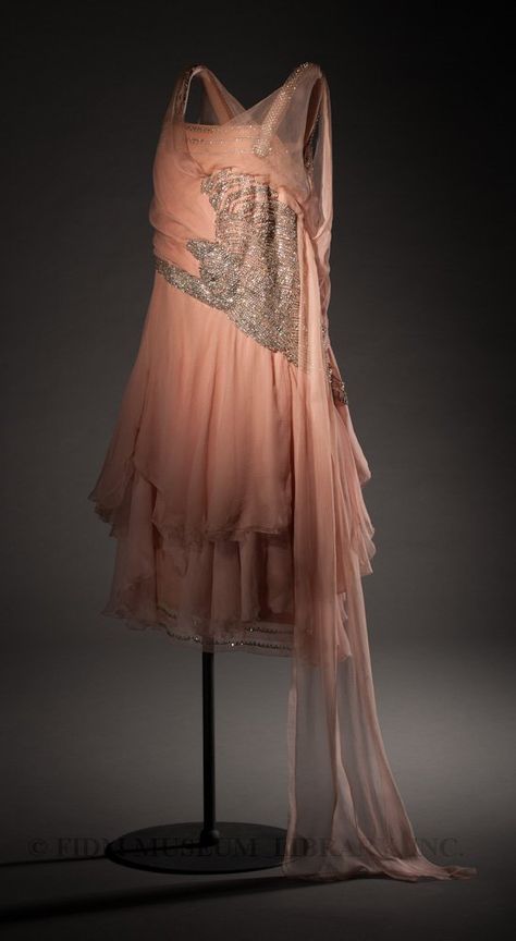 Evening DressHavet-AgnѐsParis, Francec. 1927L2011.13.351   Gatsby’s Women: 1920s Evening Dress from The Helen Larson Historic Fashion Collection FIDM Gallery Orange County June 6-November 9, 2013 Monday through Friday (by appointment) 10 am to 5 pm 1920s evening dress was made for movement, and designed with frenetic dances like “The Charleston” in mind. Weighted with beads […] Dresses 20s, 1920s Evening Dress, Style Année 20, 1920s Women, Skirt Diy, 1920s Outfits, 1920 Fashion, 20s Fashion, 1920s Dress