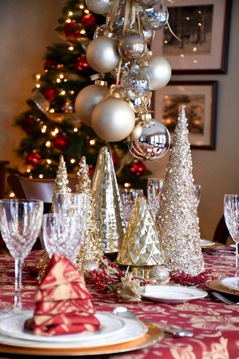 Red And Gold Christmas Party, Silver And Gold Decorations, Table Decorations Gold, Christmas Dinner Table Decorations, Dinner Table Decorations, Christmas Dinner Set, Christmas Banquet, Christmas Table Setting, Gold Candy