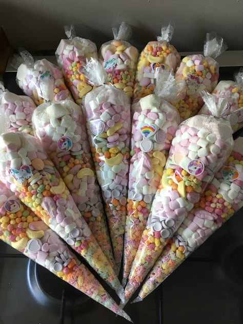 Sweet cones as party favours. Pastel coloured sweets layered up for a unicorn themed party. Unicorn Popcorn, Popcorn Cones, Candy Cone, Popcorn Party, Sweet Cones, 11th Birthday, Party Favours, A Unicorn, Unicorn Party