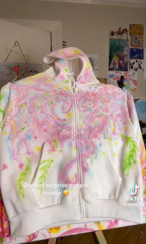 Spray Paint Clothes Ideas, Airbrush Sweatshirts, Airbrush Hoodie, Airbrush Clothes, Painted Hoodie, Most Creative Halloween Costumes, Halloween Costumes 2022, Painting Hoodie, Hoodie Diy