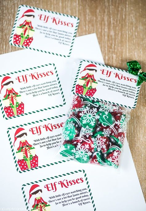 Elf Kisses Treat Bags – Elf Kisses Printable Tag Quote & mini treat bags for your little ones to receive from their elf. Christmas School Treats, Elf Kisses, Magic Reindeer Food, Christmas Treat Bags, Classroom Treats, Christmas Crafts For Kids To Make, Christmas School, Seasonal Decorations, Christmas Classroom