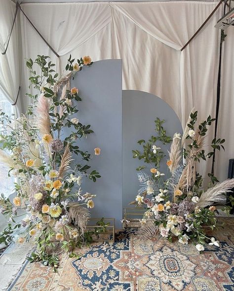 Elegant Backdrop Birthday, Whimsical Photo Backdrop, Backdrop Floral Arrangements, Photo Backdrop With Flowers, Backdrop Flower Decorations, Easter Picture Backdrop Ideas, Wedding Backdrop Design Indoor, Unique Backdrop Ideas, Wedding Backdrop Elegant