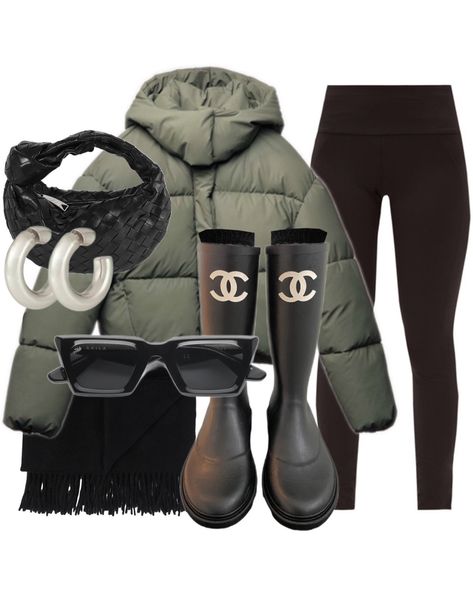 Rain Boot Outfit Winter, Chanel Rain Boots Outfit, Winter Rain Outfit, Green Winter Jacket Outfit, Chanel Boots Outfit, Chanel Winter Outfits, Rain Boot Outfits, Outfits With Rain Boots, Rain Boots Outfit Winter