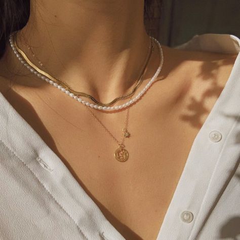 Soft Jewelry Aesthetic, Necklace Design Ideas, Layered Accessories, Gold Necklace Design, Rings Korean, Women Gold Necklace, Women Gold Pendant, Fendi Ring, Korean Kawaii