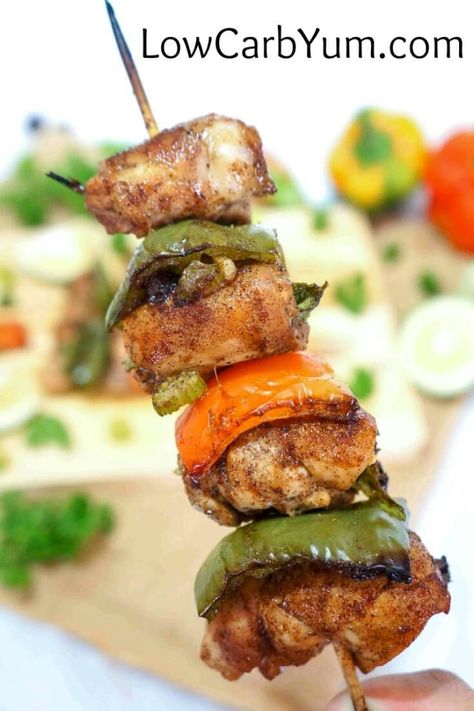 Fire up the grill for these yummy marinated chicken fajita kebabs skewers. You'll love them as a low carb appetizer or meal. Perfect for summer barbecue! Chicken Gloria Recipe, Kebabs Skewers, Gluten Free Camping, Chicken Shish Kabobs, Easy Summer Dishes, Shishkabobs Recipe, Kabob Marinade, Shish Kabob, Grilled Chicken Kabobs