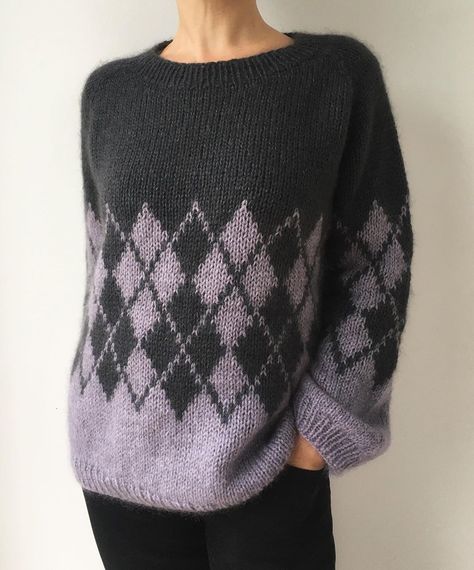 Så blev min #feriesweater færdig i denne💜🌑flotte farvekombination. De modige vil nok strikke den lilla☂️sammen med noget 🍋🧼eller💧😅 God… Scottish Knitting, Colorwork Knitting Patterns, Cable Knit Sweater Pattern, Knit Inspiration, Crochet Leaf Patterns, Womens Knitting Patterns, Fair Isle Knitting Patterns, Fall Knitting, Knitting Machine Patterns