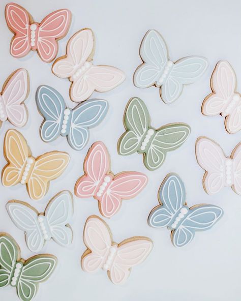 Simple Royal Icing Cookies Decorating Ideas, Flower And Butterfly Cookies, Butterfly Sugar Cookies Royal Icing, Butterfly Cookies Decorated, Butterfly Cookies Royal Icing, Simple Cookie Decorating, Indie Birthday, Butterfly Sugar Cookies, Spring Flower Cookies