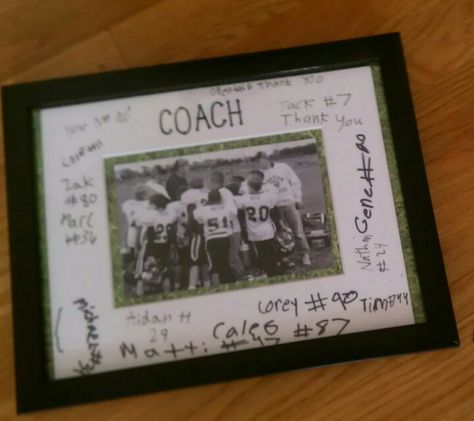 Coach gift...take a team picture (traditional or non), buy a 5x7 frame with mat and cut grass scrapbook paper to frame the picture. Then have players sign it Coach Picture Frames Gift Ideas, Cricut Coach Gift, Soccer Coach Gift Ideas Diy, Team Mom Baseball, Baseball Team Gift, Football Player Gifts, Football Coach Gifts, Soccer Coach Gifts, Baseball Coach Gifts