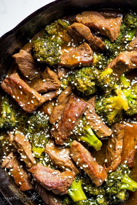 A super easy keto friendly and low carb keto beef and broccoli stir fry. A taste of Asian take out right at home for a keto dinner recipe. Broccoli, seared steak and a delicious teriyaki sauce that's so simple to whip together! Keto Beef And Broccoli, Turkey Tacos Recipes, Keto Dinner Recipe, Ground Beef And Broccoli, Recipe Broccoli, Easy Beef And Broccoli, Quinoa Recipes Easy, Healthy Low Fat Recipes, Healthy Ground Beef