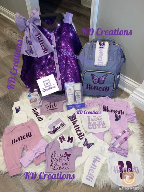 Personalized Baby Gifts Girl, Custom Baby Items, Luxury Baby Clothes, Baby Shower Baskets, Newborn Mom, Purple Set, Custom Baby Clothes, Diy Baby Shower Gifts, Baby Gender Reveal Party