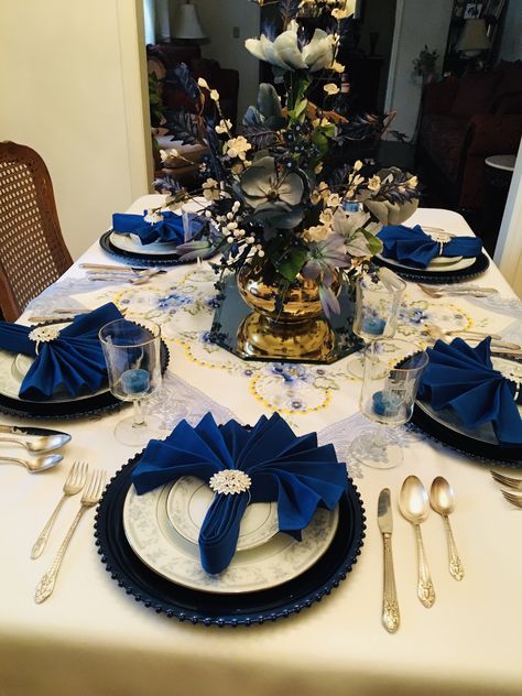 Navy Blue Table Settings Dining Rooms, Navy Tablescape, Blue Christmas Table, Napkin Ideas, Navy Blue Christmas, White Tablescape, Service Table, Blue Table Settings, Blue Patio