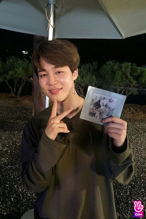 Chimchim was so happy and moved by his Hobi Hyung's gift for him. JiHope love 💜 omg i want also a CD of "Promise".. it looks so nice! Jimin Run, Park Ji Min, Behind The Scene, Run Bts, Park Jimin Bts, Bts Twt, Bts Bangtan Boy, Busan, Bts Boys