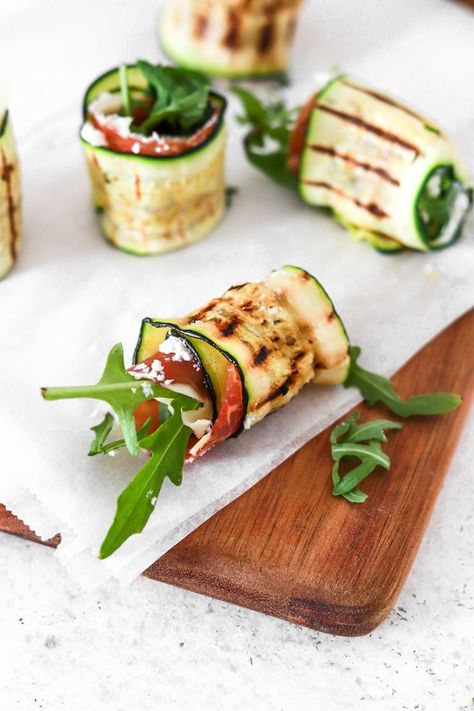 These ricotta and prosciutto filled zucchini rolls are super delicous, easy to make and ready in only 10 minutes. Serve them as appetizers, pre-dinner snack or include them in a buffet. #glutenfreefood #lowcarbfood #healthyfood #recept #godmat #tilltugg #snacks #appetizer #zucchini #italiancuisine Recipes With Prosciutto, Pre Dinner Snacks, Filled Zucchini, Ricotta Prosciutto, Prosciutto Roll, Zucchini Rolls, Dinner Snacks, Zucchini Recipes, Appetizer Snacks