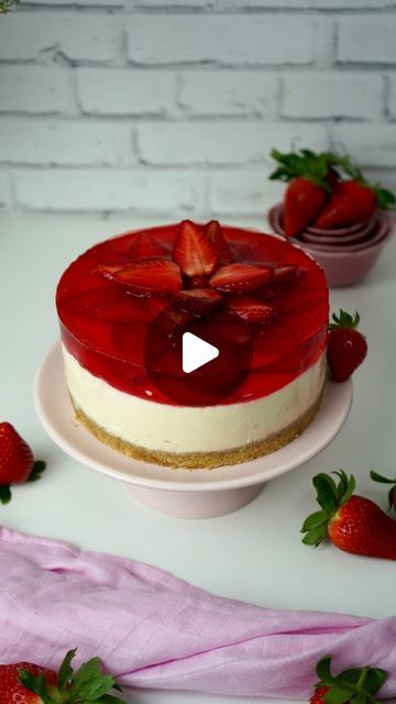 Strawberry Jello Cheesecake Recipe, Cake With Jello In It, Jello Cream Cheese Dessert, Strawberry Jello Cheesecake, Deserts With Strawberries, Strawberry Jelly Cake, Strawberry Jello Cake, Jelly Cheesecake, Jello Cheesecake