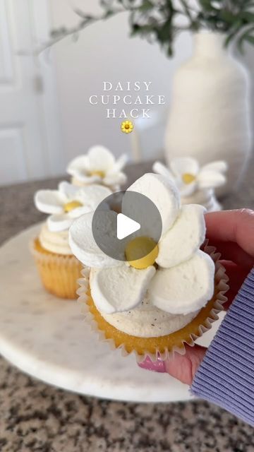 Rachel Dodge on Instagram: "Here’s another easy HACK for your Easter table! Be sure to SAVE this post! 

Daisy Cupcakes! 🌼 Grab some store bought vanilla cupcakes, make 5 cuts across the marshmallow 3/4 of the way, fan out the marshmallow and pinch the “sticky” side together; forming the flower shape. Add a yellow pastel @mmschocolate candy to the center. Place on top of the cupcake! So simple & so cute! 🌼

#semihomemade #daisycupcakes #easterbaking #marshmallowflower #bakinghacks" Daisy Wedding Cakes, Daisy Cupcakes, Bday Themes, Marshmallow Flowers, Cake Hacks, Yellow Pastel, Easy Eat, Easter Baking, Spring Desserts