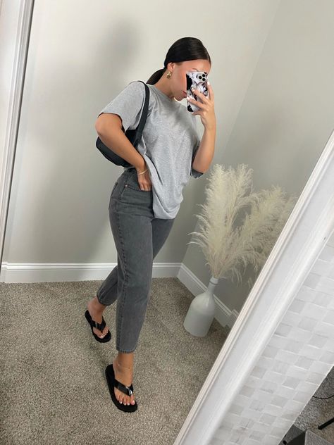 Momjeans & oversized tshirt Looks Jeans, Spring Outfits Dresses, Dressy Casual Outfits, Casual College Outfits, Outfits Dresses, Effortlessly Chic Outfits, Casual Day Outfits, Outfits 2023, Mode Casual