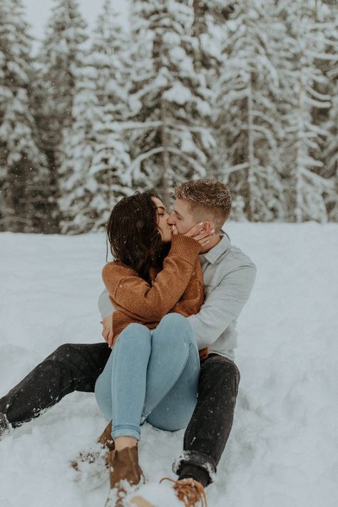 Photoshoot Ideas For Boyfriend, With Dog, Winter Couple Pictures, Couple Photography Winter, Winter Engagement Photos Outfits, Photos Snow, Snow Engagement Photos, Snow Engagement, Christmas Couple Pictures