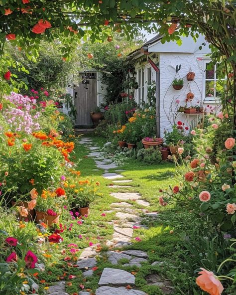 Gardening Side Of House, Cottage Garden Vegetables And Flowers, Urban Yard, Cottage Yard, Garden Goals, Outside Garden, Cottage Garden Design, التصميم الخارجي للمنزل, Have Inspiration