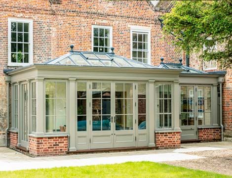 Traditional pilasters on an orangery Small Orangery, Orangery Extension Kitchen, Greenhouse Indoor, Kitchen Orangery, Orangery Conservatory, Orangery Extension, Conservatory Design, Garden Room Extensions, Relaxing Living Room