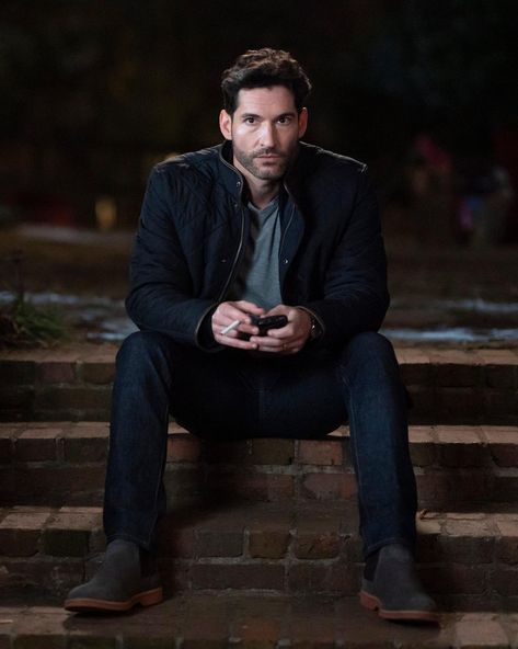 Tom Ellis Lucifer, Lucifer Morningstar, Tom Ellis, Smash Book, Body Language, Pretty Men, Right Hand, Feel Good Videos, Serie Tv