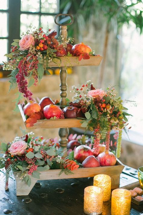 Pomegranate Wedding, Fruit Centerpieces, Raindrops And Roses, Deco Champetre, Winter Wedding Inspiration, Wedding Winter, Rosh Hashanah, Tiered Trays, Deco Floral