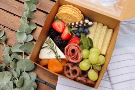 Elegant Gift Wrapping Ideas, Packing Ideas Gift, Charcuterie Business, Charcuterie Lunch, Charcuterie Box, Charcuterie Gifts, Graze Box, Picnic Box, Bakery Box